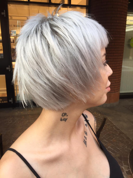 Come fa uno shampoo a detergere i capelli e cute?